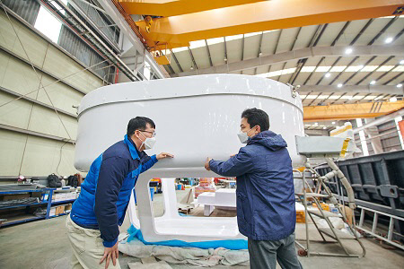 레저용 보트 제조기업 관계자들이 해양과기원의 해수배터리를 채택한 보트를 제작하고 있다.  해양과기원 제공